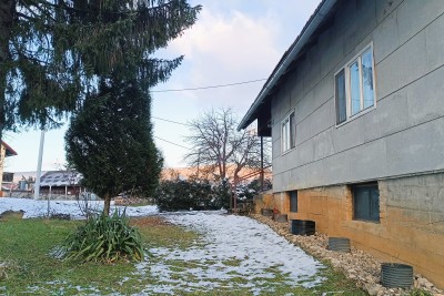 Josipdol - Oštarje, Haus mit großem Garten