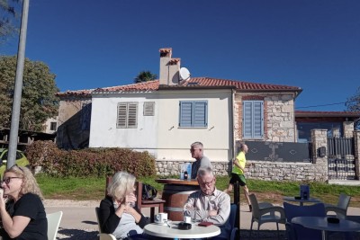 V bližini mesta Umag. Na prodaj hiša, 123,65 m² tik ob morju, le 10 metrov od vode.