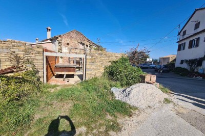 Stone house with a garden and started renovation – vicinity of Pazin