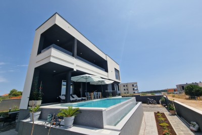 For sale: Luxury villa in Medulin – 100 m from the sea
