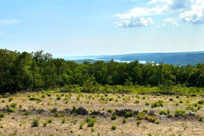 Zum Verkauf steht ein attraktives Baugrundstück mit wunderschönem Blick auf das Meer, gelegen in idealer Lage in Sv. Lovreč Labinskom
