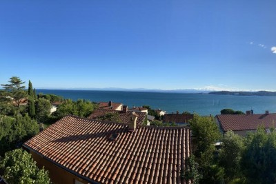 Umag, Crveni Vrh, kuća s tri odvojena apartmana