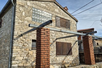 Selbstständiges Steinhaus mit großem Grundstück – Filipana, Gemeinde Marčana