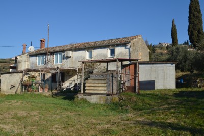 PARECAG - Stara istrska hiša v izmeri 200m2 , gr. 1915, delno adaptirana z 959m2 zemljišča in pogledom na soline ter Savudrijski rt in morje.
Potrebna komplet obnove z možnostjo nadomestne gradnje 400m2