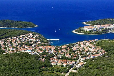 Prodajemo građevinsko zemljište na atraktivnoj lokaciji u Pješčanoj uvali