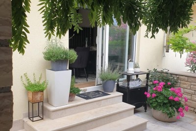 90m2 apartment for sale, with tavern and garden, Novigrad