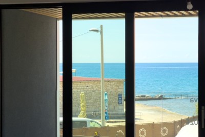 Prodaja stanova u stambeno-poslovnoj zgradi sa pogledom na more, centar Umaga! S3
