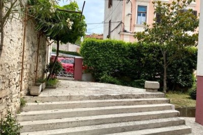 Pola! Metà della casa con garage e cortile al centro