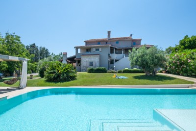 Prodaja - luksuzna vila s bazenom i dodatnim objektom, na prostrani parceli, Ližnjan!