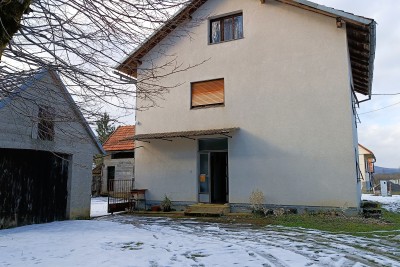 Plaški - Hiša z gospodarskimi poslopji in njivo