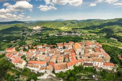 Pinguente, terreno edificabile di 10.300 m2 ad uso residenziale