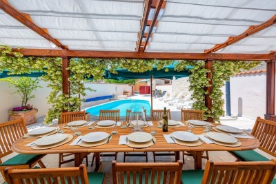 For sale: Renovated Istrian house with a pool – Kanfanar, 208 m², two buildings.