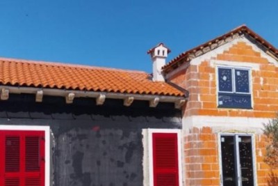 Vodnjan. kuća u izgradnji s bazenom  Svetvičenat, zemljište s građevinskom dozvolom!