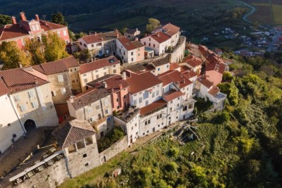 MOTOVUN – AVTENTIČNA KAMNITA HIŠA V STAREM MESTU S DVORIŠČEM 50 m²