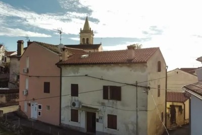 Una casa a Liznjan con cortile