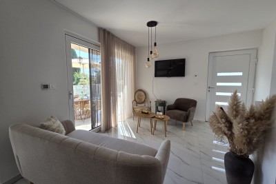 MARČANA – Moderna hiša s bazenom in dvoriščem