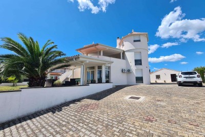 Na prodaju hiša s bazenom – Valtura