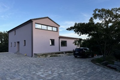 Die wunderschöne Immobilie zum Verkauf ist von Wäldern und Weinbergen umgeben und bietet einen Blick auf Gračišće und Učka!