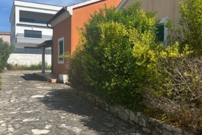 Volme. We offer a complex of three connected houses
