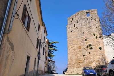 Buje! House with Three Floors in the Center