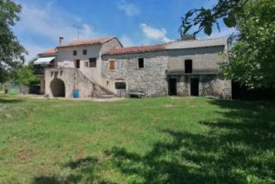 STAZIONE CON CASA IN PIETRA E GRANDE POTENZIALE D'INVESTIMENTO – KANFANAR