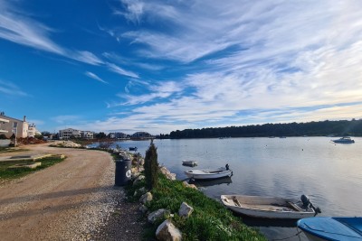 Proprio accanto alla spiaggia! Medolino! Terreno edificabile!