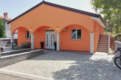 Kuća s prekrasnim pogledom na planine, terasa, vrt, roštilj i privatni parking.