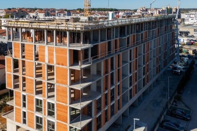 Pula, novi projekt! Višestambena, moderna zgrada s liftom, blizu centra. Prodaja stana s parkirnim mjestom i ostavom. S53