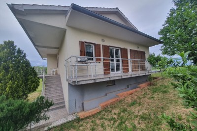 Casa familiare con garage, cantina e possibilità di acquisto di terreno aggiuntivo – 30 min da Pola