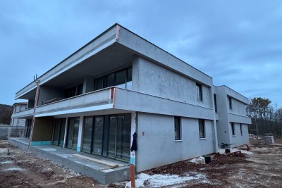 Prodaja - stan u novogradnji s vrtom i  parkirnim mjestom, Rovinjsko selo!