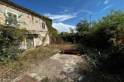 An old Istrian house for sale with a large building plot, Valbandon