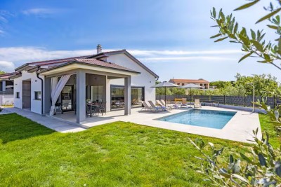 Pomer. New Detached Single-Story House with Pool.