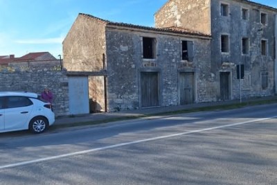 Na prodaju: Autentična kamena kuća s dvorištem – Vodnjan.