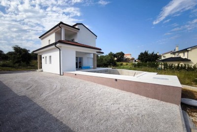 Zum Verkauf steht ein schönes einstöckiges Haus mit Swimmingpool