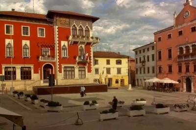 In vendita terreno edificabile ideale per una casa familiare o una villa di lusso con piscina