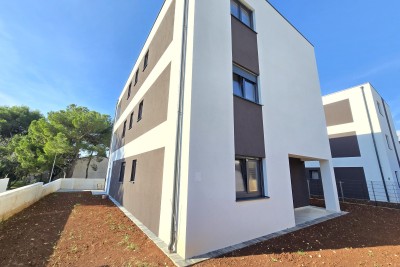 Appartamento bilocale con giardino vicino al mare. MEDULIN.