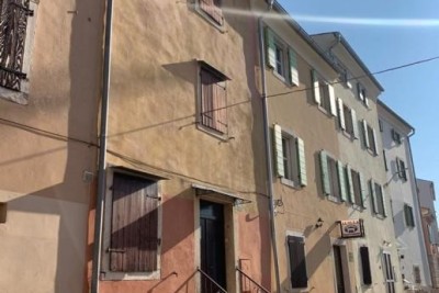 Vecchia casa in pietra su 4 piani in vendita a Valle