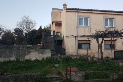 Pola! Una casa con due appartamenti e un ampio giardino.
