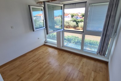 Peroj, novejša gradnja ponuja stanovanje z lepim razgledom, takoj vseljivo.