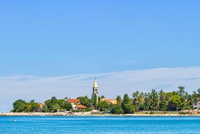 Umag, samostojeća kamena kuća 500 m od mora